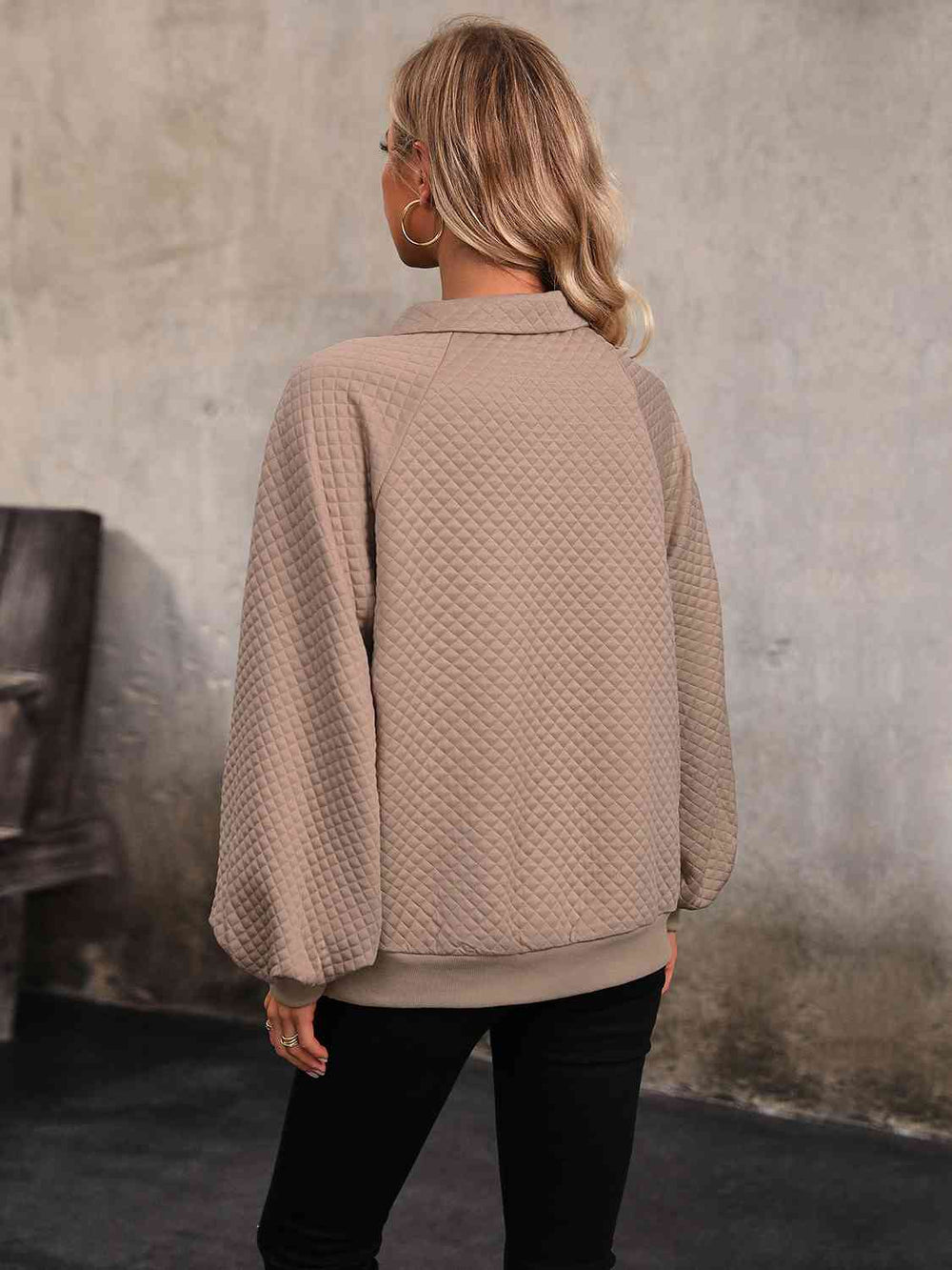 diamond neck buttoned sweatshirt